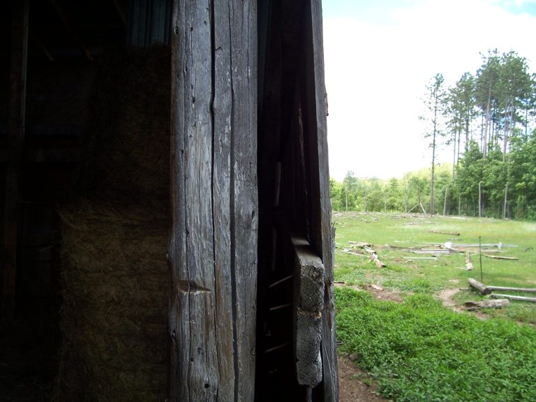 Barn post