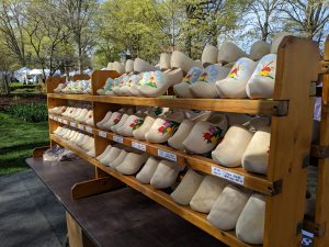 Shoe rack, klompen