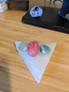 3 rocks on a quartz triangle