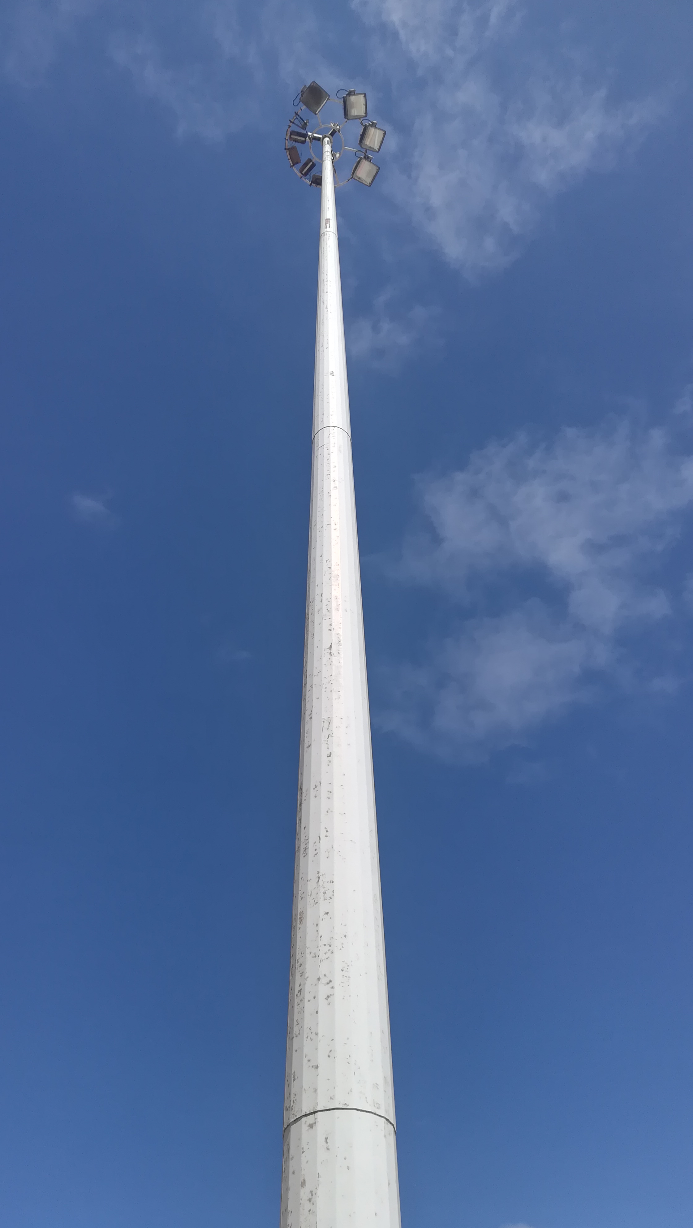 Torre de focos de luz. Light tower.