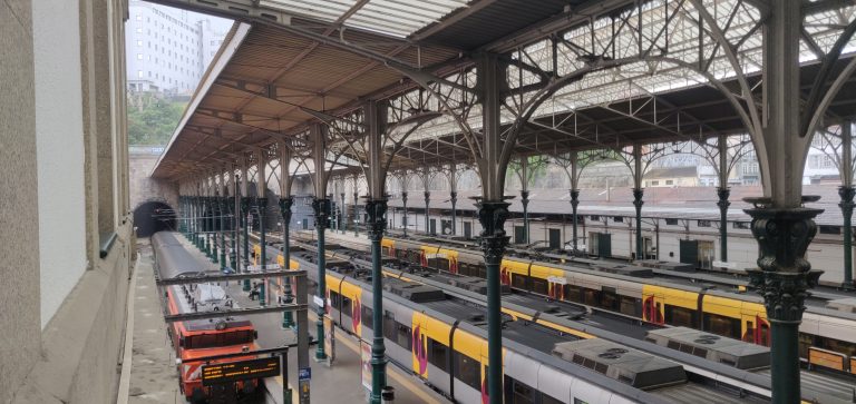 Trains in Porto Sao Bento railway station