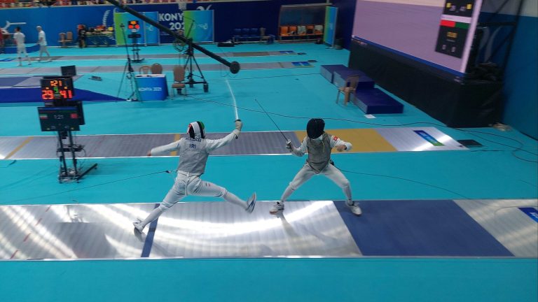 Before finish the lunge from Iranian fencer.