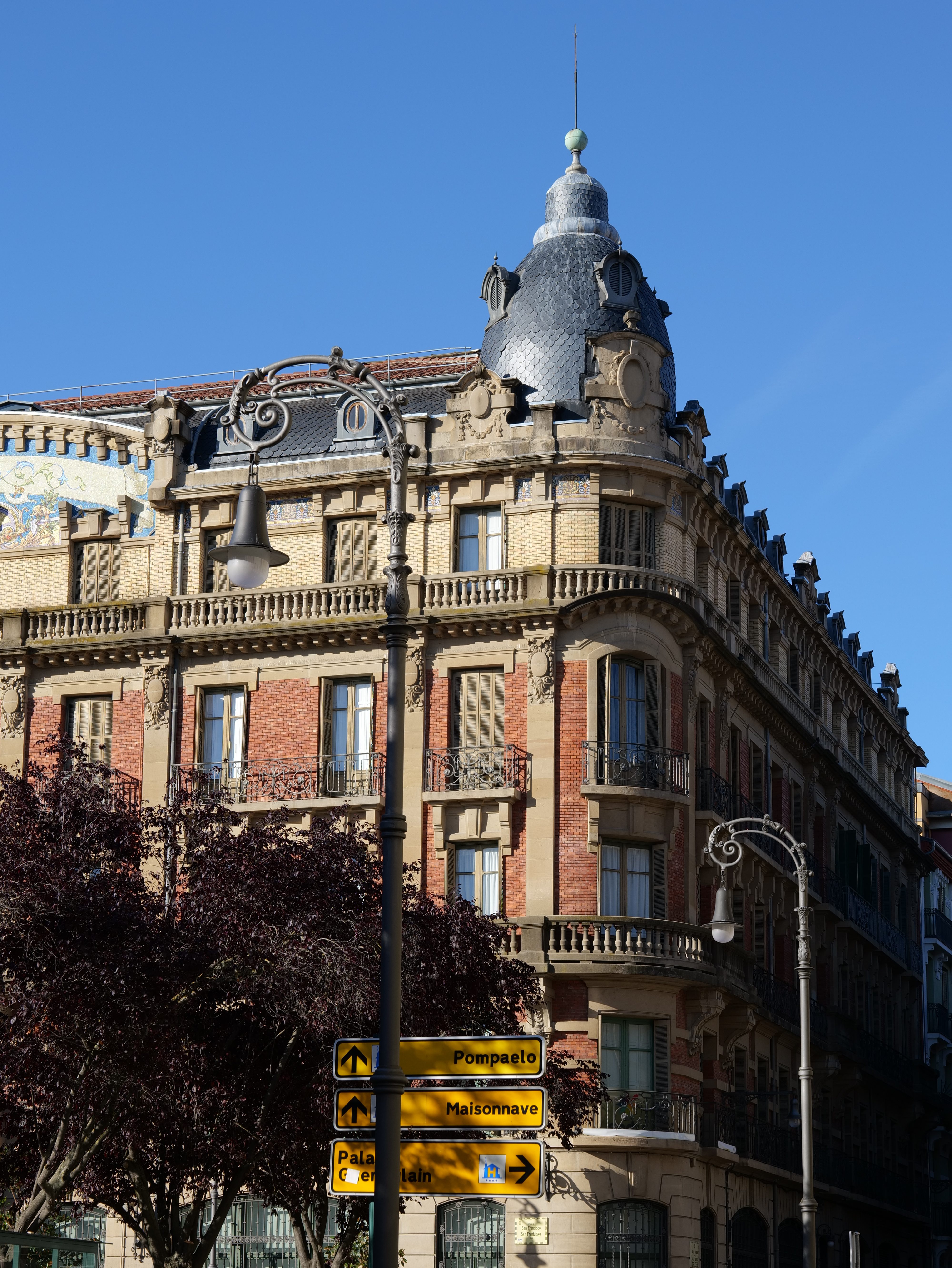 Edificio de la Biblioteca Pública en la Plaza de San Francisco de Asís de Pamplona, España
