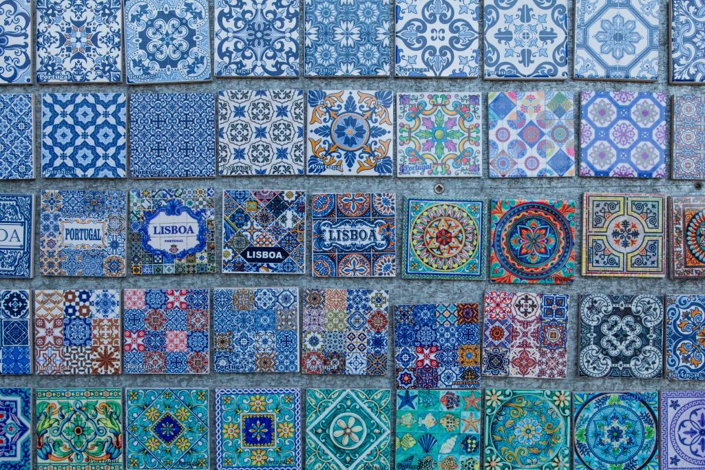 Lisbon tiles magnets in a souvenir shop – Ímanes de azulejos de Lisboa numa loja de lembranças