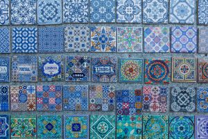 Lisbon tiles magnets in a souvenir shop – Ímanes de azulejos de Lisboa numa loja de lembranças

