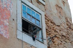 Open window of an old building in Lisbon – Janela aberta de um prédio antigo de Lisboa
