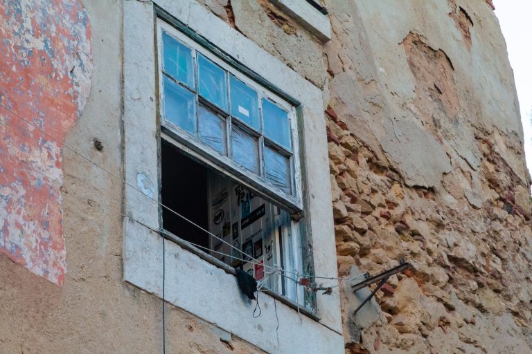 Open window of an old building in Lisbon – Janela aberta de um prédio antigo de Lisboa