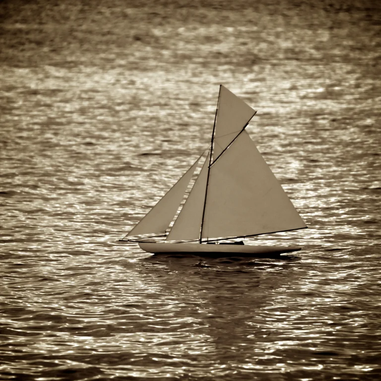 Youpi scale model yacht “Plume”