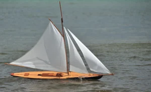 Youpi scale model yacht "Paris"