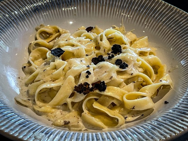 Truffel chicken alfredo pasta dish