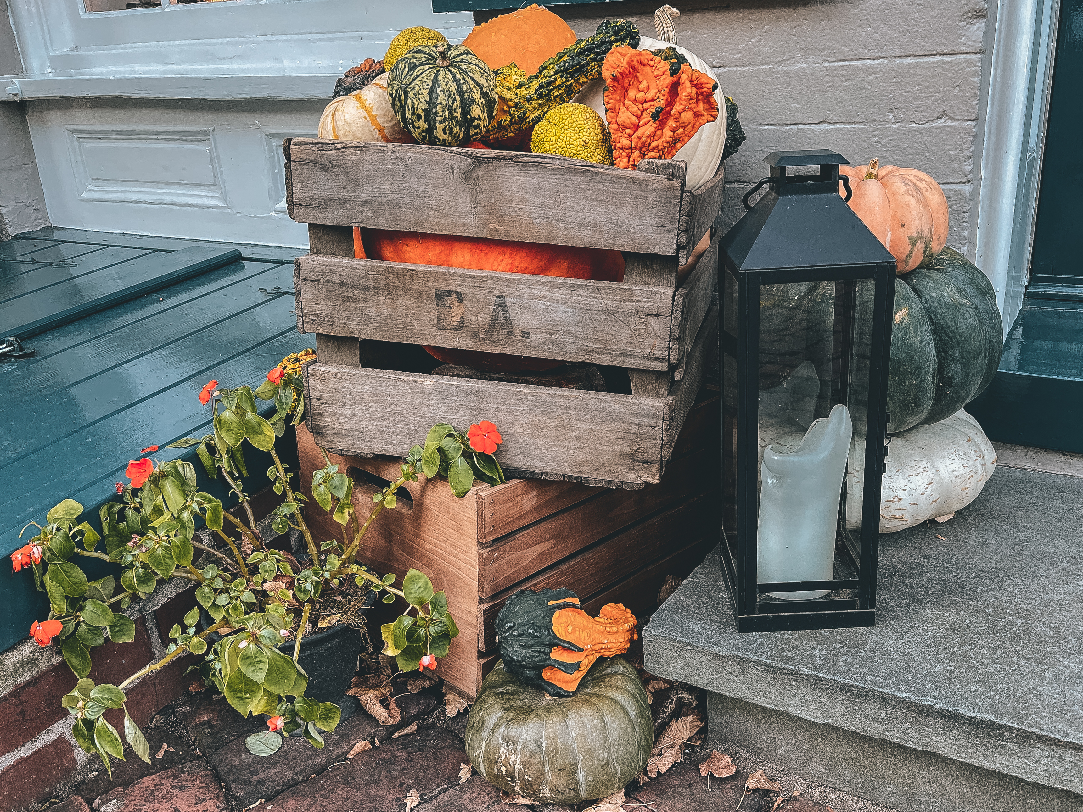 Fall decorations with small pumpkins on doorstep