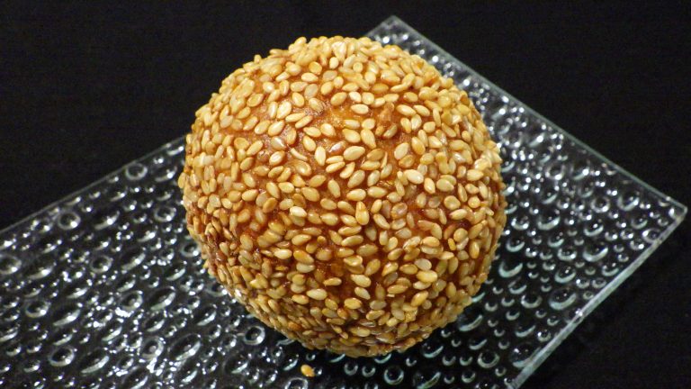 Sesame dumpling / sweet / dessert / It’s filled with red bean paste.