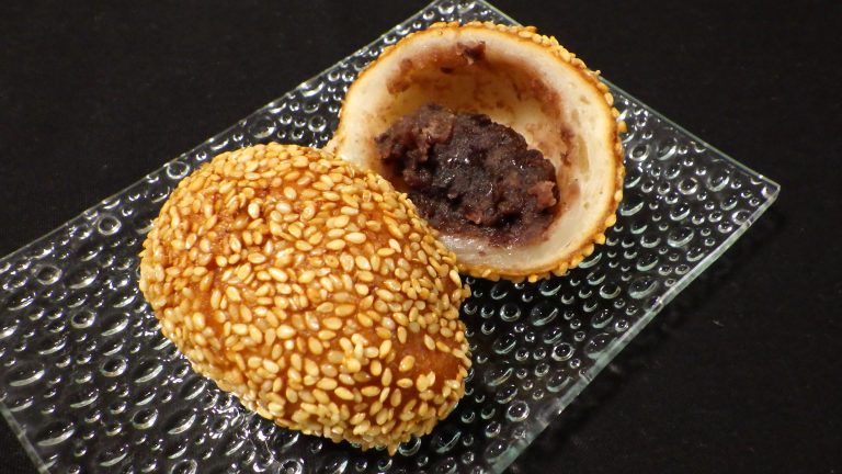 Sesame dumpling / sweet / dessert / It’s filled with red bean paste.