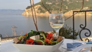 希腊沙拉和白葡萄酒