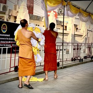 View larger photo: buddhist monks, wat traimit, temple, bangkok, thailand, wcasia