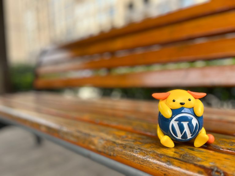 Wapuu Wallpaper Collection: Wapuu on old bench