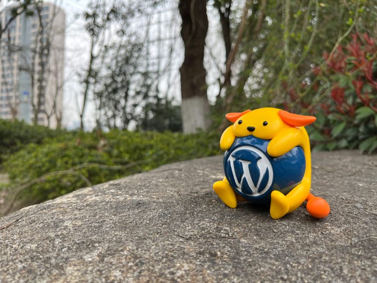 Nature Wapuu Wallpaper Collection: Wapuu On The Rock