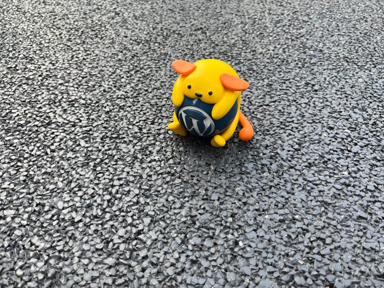 Nature Wapuu Wallpaper Collection: Wapuu on blacktop