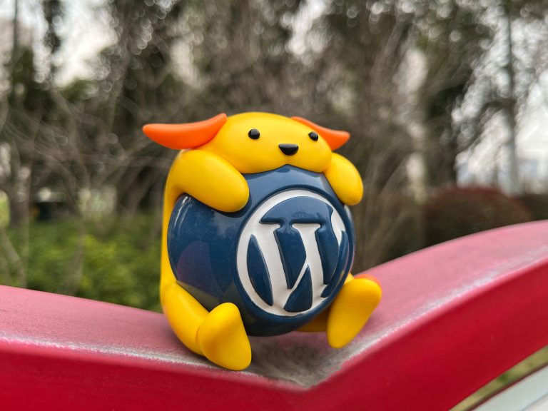 Nature Wapuu Wallpaper Collection: Wapuu sitting on the red fence