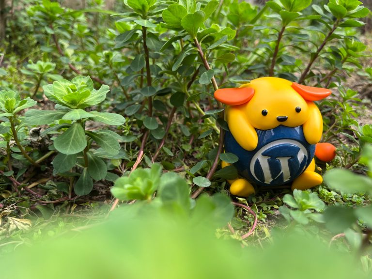 Nature Wapuu Wallpaper Collection: Wapuu under the green grass