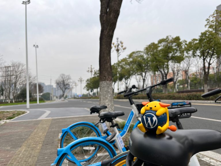 Nature Wapuu Wallpaper Collection: Wapuu On The Bike