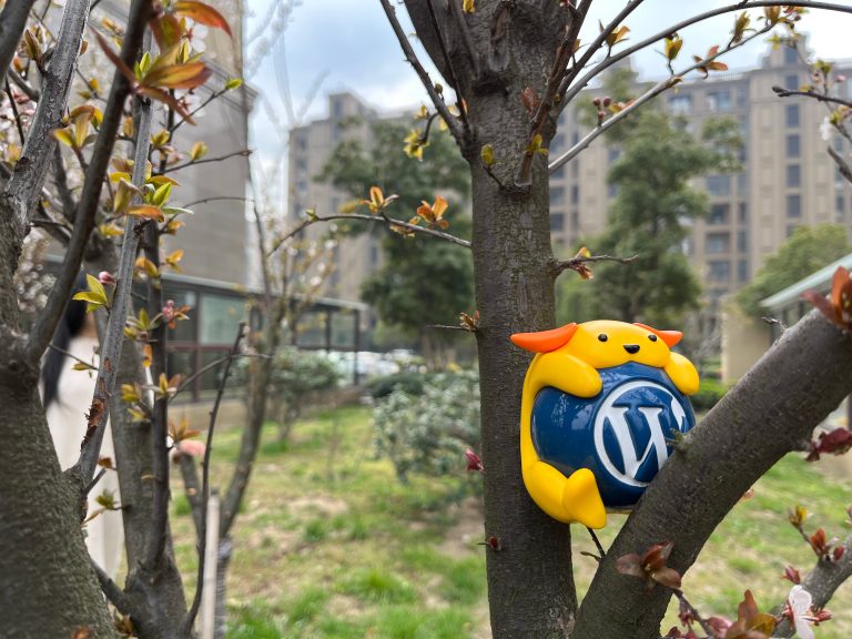 Nature Wapuu Wallpaper Collection: Wapuu sitting on a branch