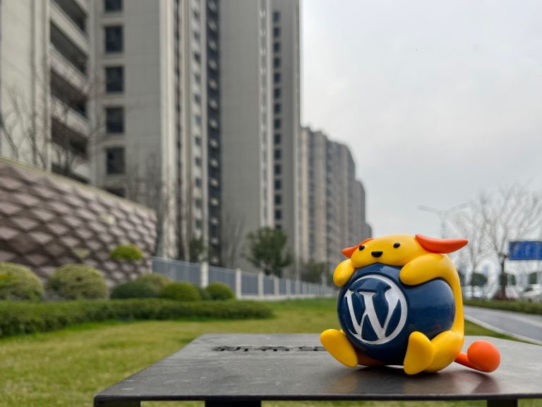 Nature Wapuu Wallpaper Collection: Wapuu and Building