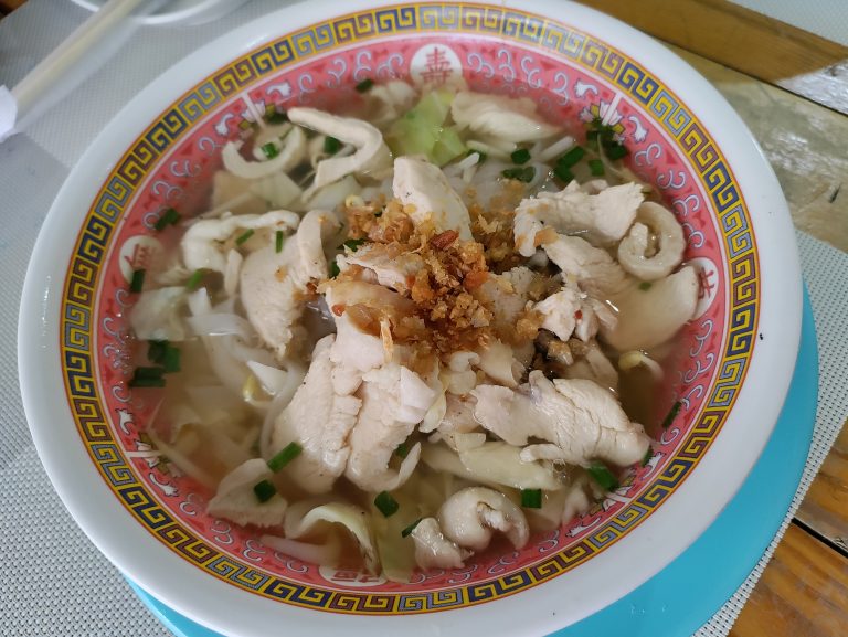 chinese noodles with boiled chicken