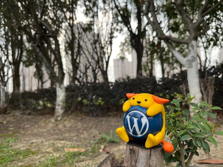 Nature Wapuu Wallpaper Collection: Wapuu sitting on a stake