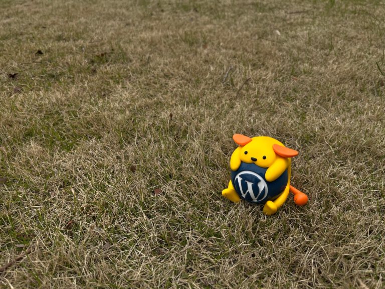 Nature Wapuu Wallpaper Collection: Wapuu on brown grass