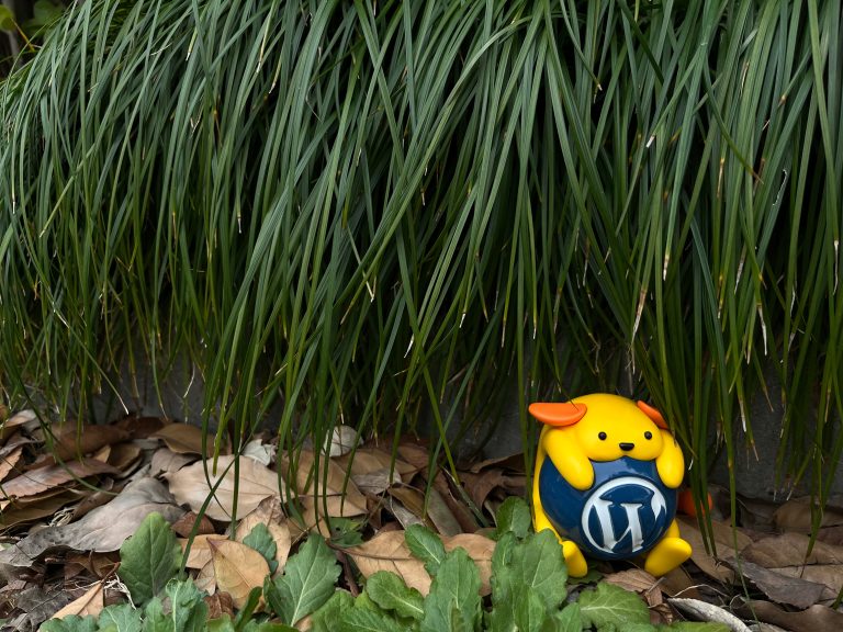 Nature Wapuu Wallpaper Collection: Wapuu under the greenery