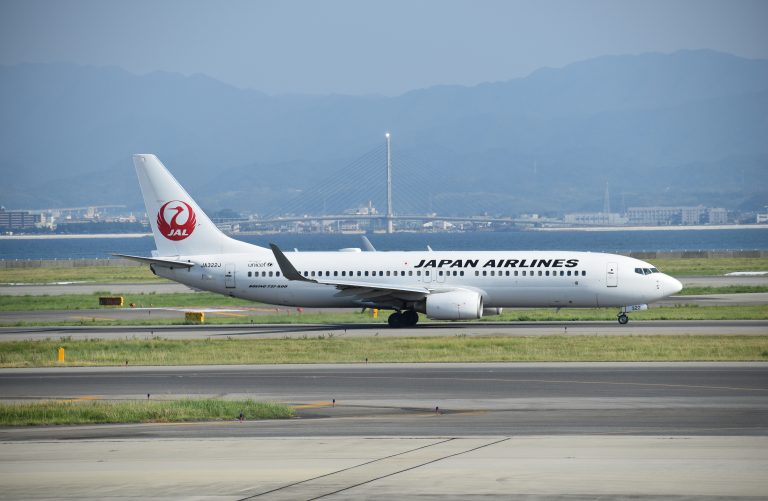 A Japan Airlines Boeing 737-800 was spotted at Osaka International (Itami) Airport.