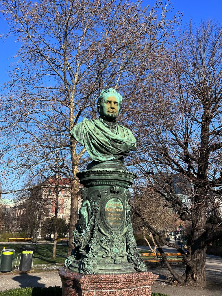 Statue at a public park in Vienaa