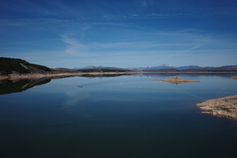 Kayaker in the Aguilar de Campoo / Palencia dam in Spain.