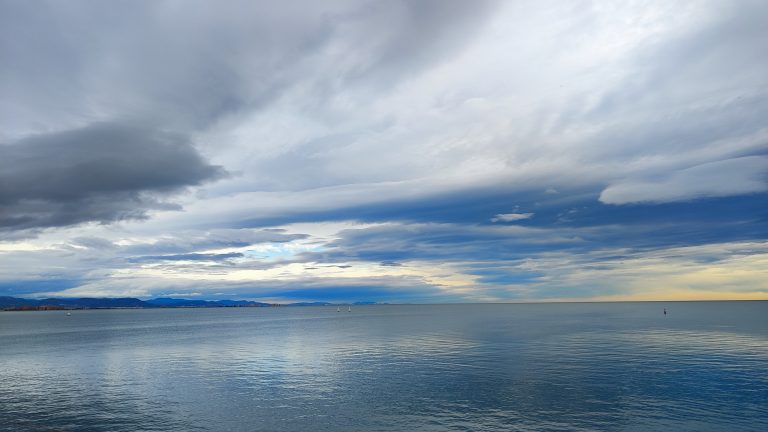 Vistas del mar en la costa de Valencia, Espa?a. Dia nublado y mar en calma