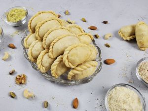 在早茶或下午茶时间，Ghughra可以作为点心享用。Ghughra是一种来自印度次大陆的受欢迎的甜味小吃。它还可能含有杏仁或开心果等碎坚果。另一方面，美味的土豆泥通常是由加香料的土豆泥、豌豆和肉末混合而成。
