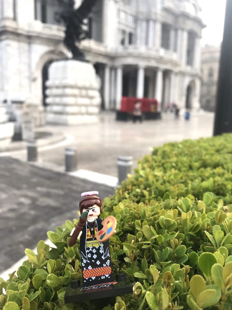 Frida Khalo outside from Palacio de Bellas Artes.