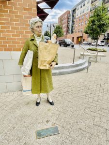 The Holding Out statue by Seward Johnson. From National Harbor, Maryland, United States.
