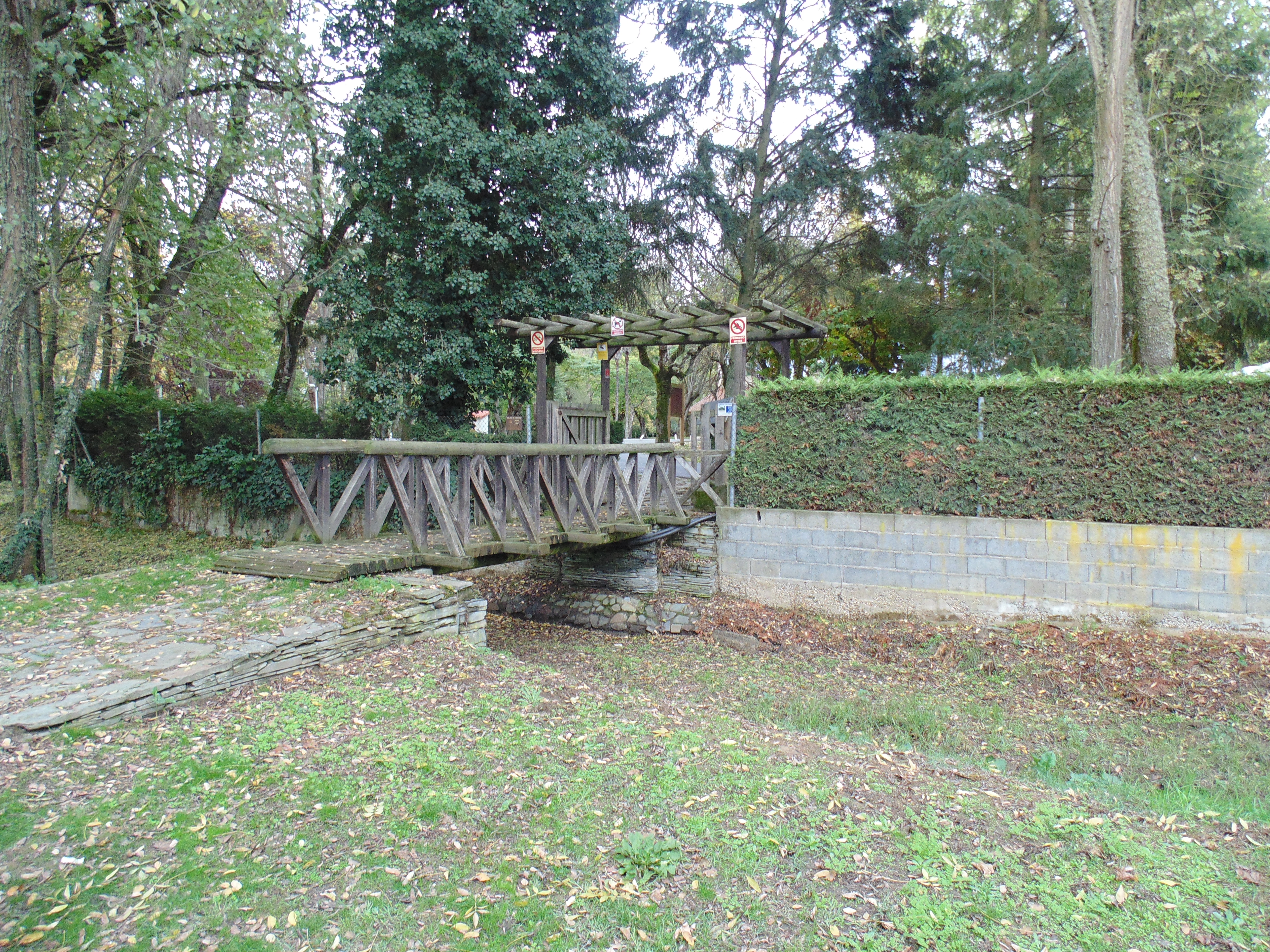 Entrada a las instalaciones de Cabreiroá, Verín, Ourense