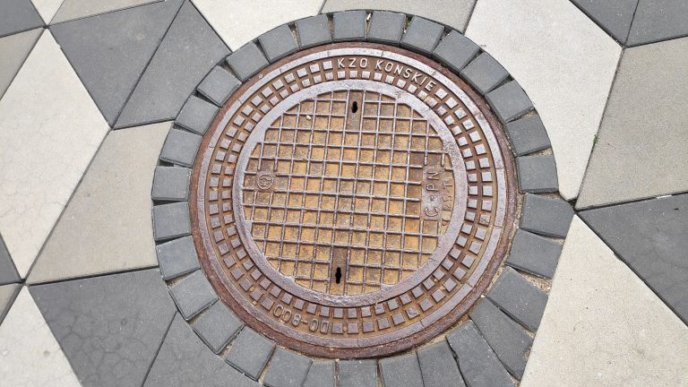 a plate protecting the entrance to the underground canal