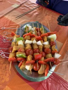 Foto de unos pinchitos morunos de pollo con verdura
Photo of some Moorish chicken skewers with vegetables
