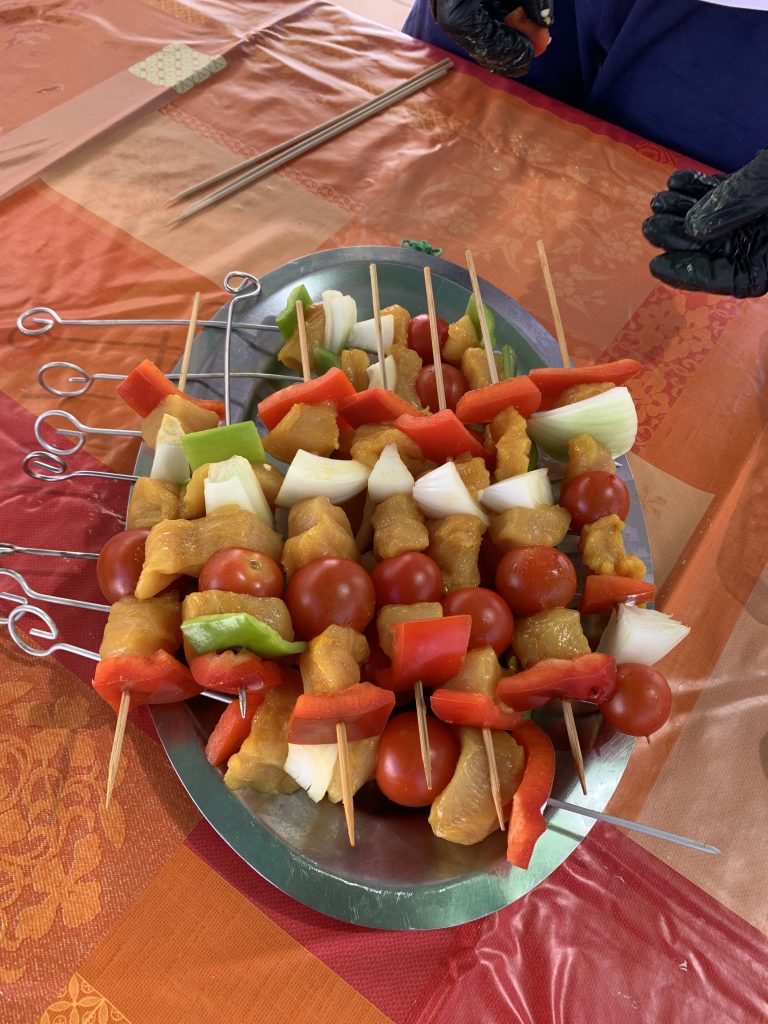 Foto de unos pinchitos morunos de pollo con verdura
Photo of some Moorish chicken skewers with vegetables