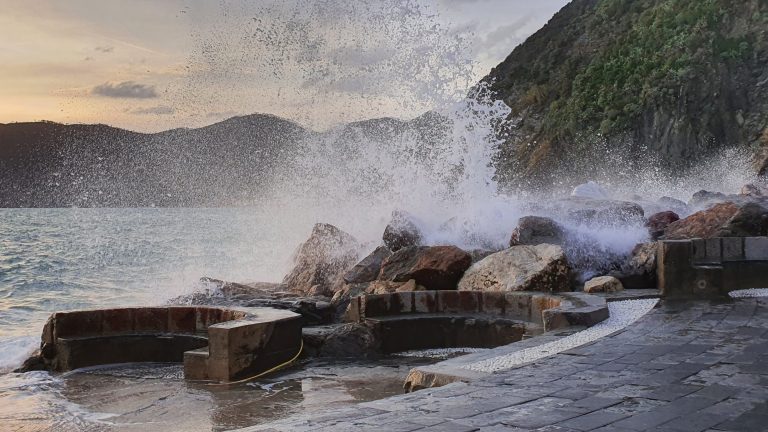 Splashing waves, Vernazza. Cinque Terre Province of La Spezia, Italia