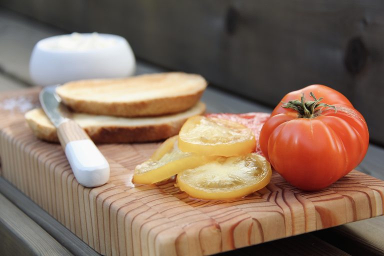 fresh tomatoes with bread