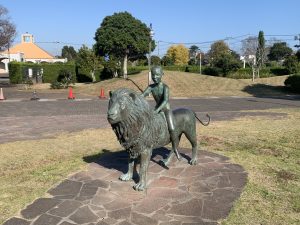 ライオンに乗った少年　/　bronze statue of Boy on Lion

