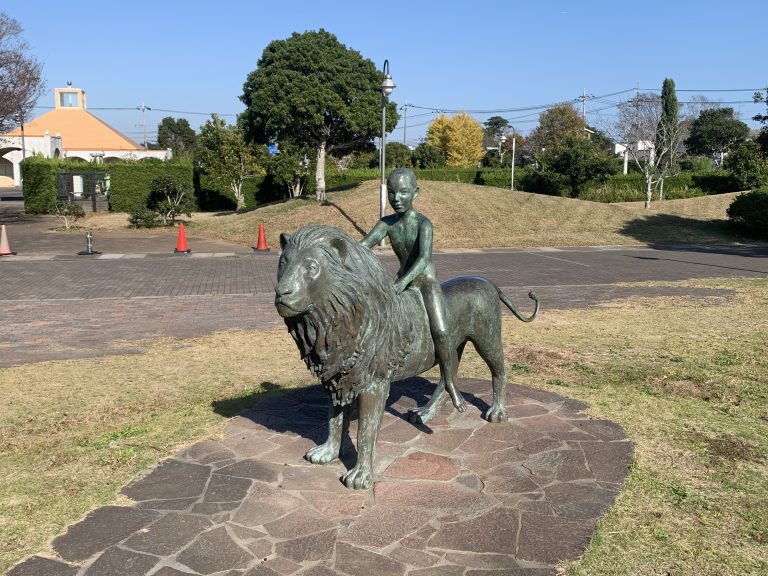 ライオンに乗った少年　/　bronze statue of Boy on Lion