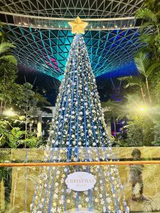 A properly decorated Christmas tree inside the Changi Airport Jewel area.