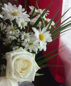 Rosa y flores blancas 
