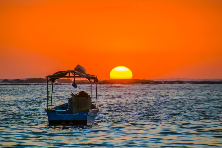 Atardecer en la playa con bote sobre el mar
Sunset on the beach with boat on the sea