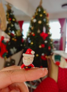 Santa Claus en resina y fondo de árbol de navidad
